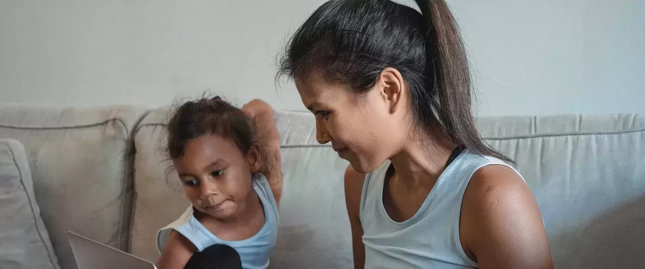 parent shows child her laptop